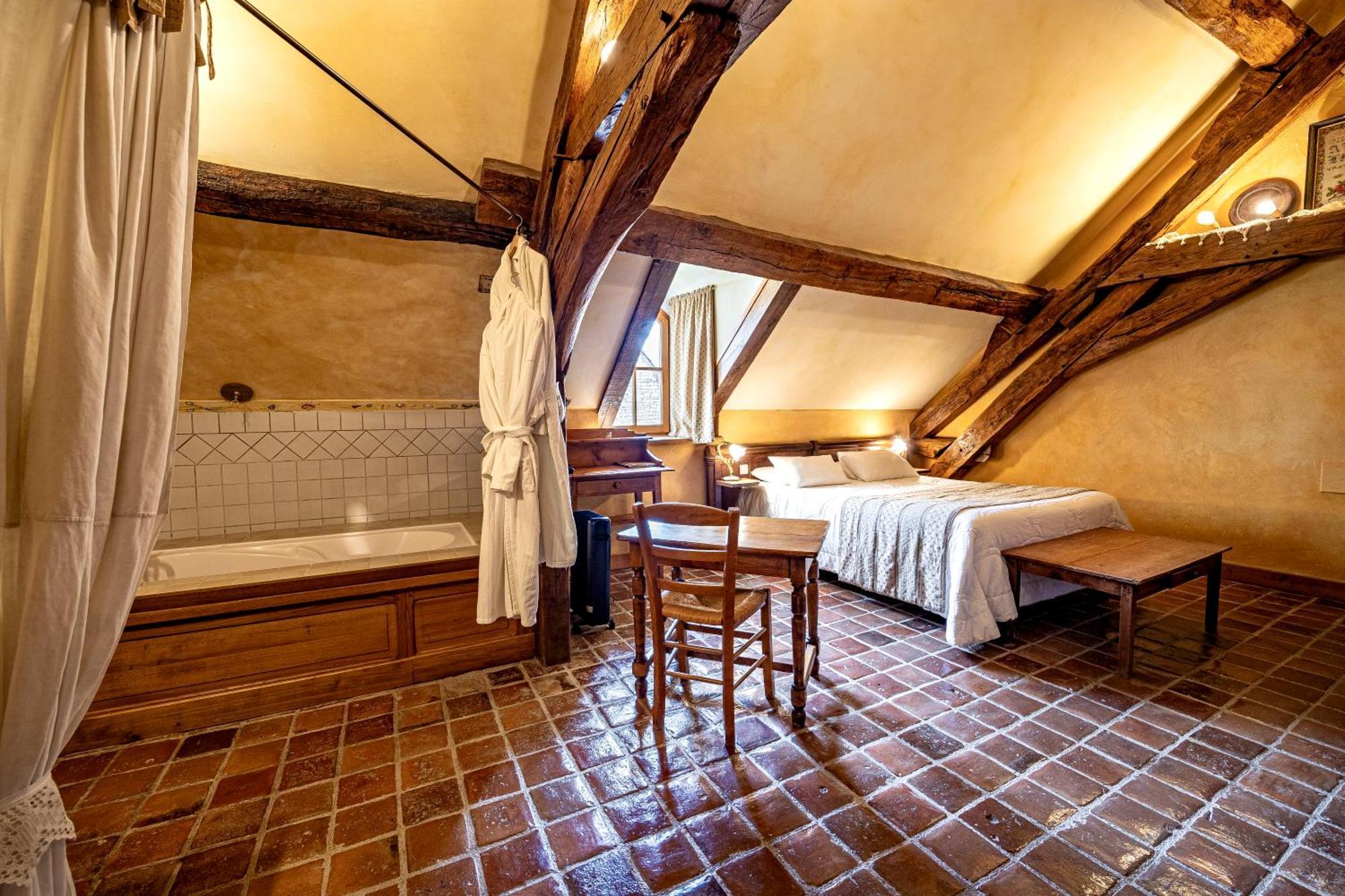 Hotel De La Beursaudiere Nitry Exterior photo