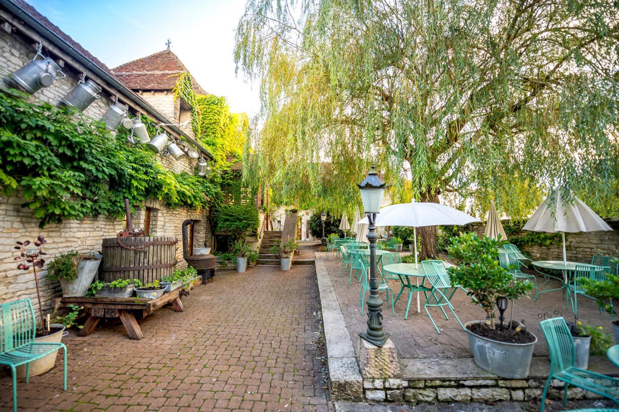 Hotel De La Beursaudiere Nitry Exterior photo